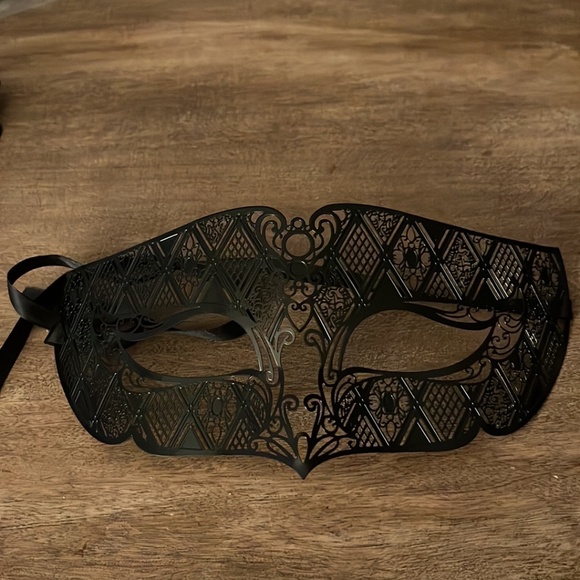 2 Black Masquerade Masks - Picture 2 of 3